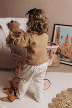 Charger l'image dans la galerie, Pantalon bébé fille "Mahé" en velours côtelé fines côtes blanc cassé / écru à petits pois noirs écoresponsable et durable fabriqué en France par Les p'tites Merveilles de Bérénice taille 24 mois porté par Alice 27 mois