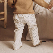Charger l'image dans la galerie, Pantalon bébé fille "Mahé" en velours côtelé fines côtes blanc cassé / écru à petits pois noirs écoresponsable et durable fabriqué en France par Les p'tites Merveilles de Bérénice taille 24 mois porté par Alice 27 mois