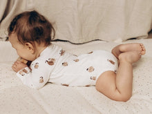 Charger l'image dans la galerie, Body bébé "Sacha" manches longues et col pressionné en jersey de coton soyeux écru Pingouin durable et écoresponsable fabriqué en France par Les p'tites Merveilles de Bérénice 6-9 mois porté par Lison 6 mois