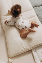 Charger l'image dans la galerie, Body bébé "Sacha" manches longues et col pressionné en jersey de coton soyeux écru Pingouin durable et écoresponsable fabriqué en France par Les p'tites Merveilles de Bérénice 6-9 mois porté par Lison 6 mois