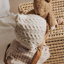Charger l'image dans la galerie, Bonnet béguin bébé mixte épais tricoté chaud maille torsadée en relief couleur lin style bohème rétro vintage pour Les p'tites Merveilles de Bérénice porté par Andréa 10 mois