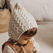 Charger l'image dans la galerie, Bonnet béguin bébé mixte épais tricoté chaud maille torsadée en relief couleur lin style bohème rétro vintage pour Les p'tites Merveilles de Bérénice porté par Andréa 10 mois