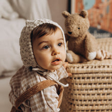 Charger l'image dans la galerie, Bonnet béguin bébé mixte épais tricoté chaud maille torsadée en relief couleur lin style bohème rétro vintage pour Les p'tites Merveilles de Bérénice porté par Andréa 10 mois