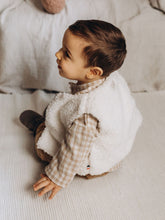 Charger l'image dans la galerie, Gilet de berger bébé fausse fourrure moumoute mouton sherpa écru doublé coton jersey arbres en forêt marron et écru durable et écoresponsable fabriqué en France par Les p'tites Merveilles de Bérénice porté par Andréa 10 mois