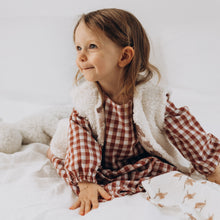 Charger l'image dans la galerie, Gilet de berger bébé fausse fourrure moumoute mouton sherpa écru doublé coton jersey arbres en forêt marron et écru durable et écoresponsable fabriqué en France par Les p'tites Merveilles de Bérénice porté par Charlie 24 mois