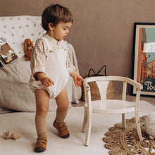 Charger l'image dans la galerie, Salopette bloomer bébé "Eden" évolutive en velours côtelé écru milk fabriquée en France par Les p'tites Merveilles de Bérénice porté par Robin 24 mois