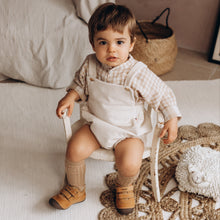 Charger l'image dans la galerie, Salopette bloomer bébé "Eden" évolutive en velours côtelé écru milk fabriquée en France par Les p'tites Merveilles de Bérénice porté par Robin 24 mois