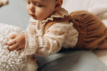 Charger l'image dans la galerie, Blouse bébé fille Flora en double gaze de coton écureuils folk écru et beige et bloomer à bretelles en velours côtelé noisette durable et écoresponsable fabriquée en France par Les p'tites Merveilles de Bérénice portée par Louison 6 mois