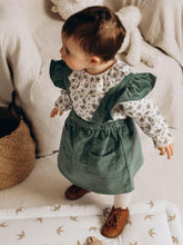 Charger l'image dans la galerie, Jupe à bretelles volantées "Anna" en velours côtelé vert émeraude durable et écoresponsable fabriquée en France par Les p'tites Merveilles de Bérénice portée par Suzanne 14 mois