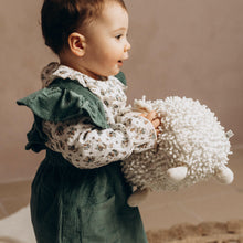 Charger l'image dans la galerie, Jupe à bretelles volantées "Anna" en velours côtelé vert émeraude durable et écoresponsable fabriquée en France par Les p'tites Merveilles de Bérénice portée par Suzanne 14 mois