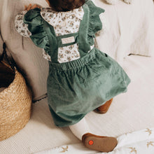 Charger l'image dans la galerie, Jupe à bretelles volantées "Anna" en velours côtelé vert émeraude durable et écoresponsable fabriquée en France par Les p'tites Merveilles de Bérénice portée par Suzanne 14 mois