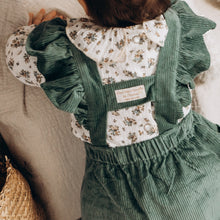 Charger l'image dans la galerie, Blouse bébé fille Flora en double gaze de coton écureuils folk écru et beige et bloomer à bretelles en velours côtelé noisette durable et écoresponsable fabriquée en France par Les p'tites Merveilles de Bérénice portée par Louison 6 mois