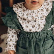 Charger l'image dans la galerie, Blouse bébé fille Flora en double gaze de coton écureuils folk écru et beige et bloomer à bretelles en velours côtelé noisette durable et écoresponsable fabriquée en France par Les p'tites Merveilles de Bérénice portée par Louison 6 mois