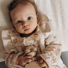 Charger l'image dans la galerie, Blouse bébé fille Flora en double gaze de coton écureuils folk écru et beige et jupe à bretelles volantées en velours côtelé noisette durable et écoresponsable fabriquée en France par Les p'tites Merveilles de Bérénice portée par Louison 6 mois