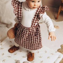 Charger l'image dans la galerie, Jupe à bretelles volantées "Anna" en double gaze de coton vichy bordeaux et blanc durable et écoresponsable fabriquée en France par Les p'tites Merveilles de Bérénice portée par Suzanne 14 mois