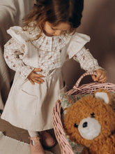 Charger l'image dans la galerie, Blouse bébé fille Flora en coton Biologique silkyne écru à carreaux et roses anciennes durable et écoresponsable fabriquée en France par Les p'tites Merveilles de Bérénice portée par Charlie 24 mois