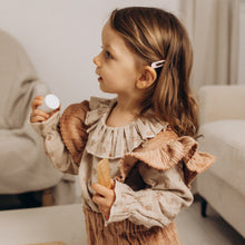 Charger l'image dans la galerie, Blouse bébé fille Flora en double gaze de coton lin beige à fleurs corail durable et écoresponsable fabriquée en France par Les p'tites Merveilles de Bérénice portée par Charlie 24 mois