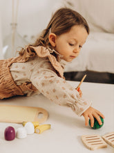 Charger l'image dans la galerie, Blouse bébé fille Flora en double gaze de coton lin beige à fleurs corail durable et écoresponsable fabriquée en France par Les p'tites Merveilles de Bérénice portée par Charlie 24 mois