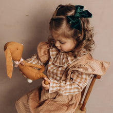 Charger l'image dans la galerie, Blouse Flora vichy vieux rose et blanc et jupe à bretelles volantées "Anna" en velours côtelé vieux rose durable et écoresponsable fabriquée en France par Les p'tites Merveilles de Bérénice portée par Alice 27 mois