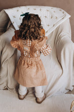 Charger l'image dans la galerie, Jupe à bretelles volantées "Anna" en velours côtelé vieux rose durable et écoresponsable fabriquée en France par Les p'tites Merveilles de Bérénice portée par Alice 27 mois