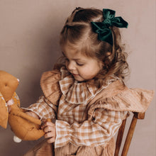 Charger l'image dans la galerie, Blouse Flora vichy vieux rose et blanc et jupe à bretelles volantées "Anna" en velours côtelé vieux rose durable et écoresponsable fabriquée en France par Les p'tites Merveilles de Bérénice portée par Alice 27 mois