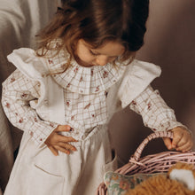 Charger l'image dans la galerie, Blouse bébé fille Flora en coton Biologique silkyne écru à carreaux et roses anciennes durable et écoresponsable fabriquée en France par Les p'tites Merveilles de Bérénice portée par Charlie 24 mois
