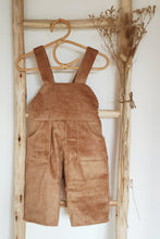 Charger l'image dans la galerie, Salopette en velours côtelé marron noisette pour bébé / enfant Sam bohème rétro farmer écoresponsable et durable fabriquée en France par Les p'tites Merveilles de Bérénice