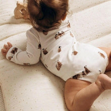 Charger l'image dans la galerie, Body bébé "Sacha" manches longues et col pressionné en jersey de coton soyeux écru Pingouin durable et écoresponsable fabriqué en France par Les p'tites Merveilles de Bérénice 6-9 mois porté par Lison 6 mois