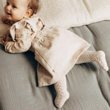 Charger l'image dans la galerie, Blouse bébé fille Flora en double gaze de coton écureuils folk écru et beige et jupe à bretelles volantées en velours côtelé noisette durable et écoresponsable fabriquée en France par Les p'tites Merveilles de Bérénice portée par Louison 6 mois