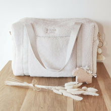 Charger l'image dans la galerie, Sac à langer / balade / week-end moumoute et coton BIO écru moumoute sherpa mouton en polyester recyclé issu de matières plastiques repêchés dans les fonds marins et coton Biologique fabriqué en France par Les p'tites Merveilles de Bérénice