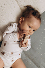 Charger l'image dans la galerie, Body bébé "Sacha" manches longues et col pressionné en jersey de coton soyeux écru Pingouin durable et écoresponsable fabriqué en France par Les p'tites Merveilles de Bérénice 6-9 mois porté par Lison 6 mois