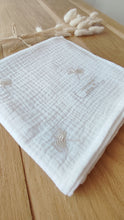Charger l'image dans la galerie, Lange bébé en double gaze de coton blanc 60 x 60 cm feuilles de ginkgo beiges brodées écoresponsable fabriqué en France par Les p'tites Merveilles de Bérénice
