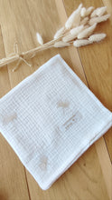 Charger l'image dans la galerie, Lange bébé en double gaze de coton blanc 60 x 60 cm feuilles de ginkgo beiges brodées écoresponsable fabriqué en France par Les p'tites Merveilles de Bérénice