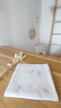 Charger l'image dans la galerie, Lange bébé en double gaze de coton blanc 60 x 60 cm feuilles de ginkgo beiges brodées écoresponsable fabriqué en France par Les p'tites Merveilles de Bérénice