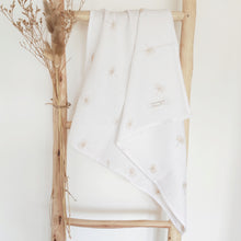 Charger l'image dans la galerie, Lange bébé en double gaze de coton blanc 60 x 60 cm feuilles de ginkgo beiges brodées écoresponsable fabriqué en France par Les p'tites Merveilles de Bérénice