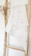 Charger l'image dans la galerie, Lange bébé en double gaze de coton blanc 60 x 60 cm feuilles de ginkgo beiges brodées écoresponsable fabriqué en France par Les p'tites Merveilles de Bérénice