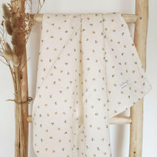 Charger l'image dans la galerie, Grand lange bébé "Augustin" en double gaze de coton BIO écru petites feuilles écoresponsable fabriqué en France par Les p'tites Merveilles de Bérénice