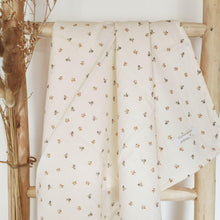 Charger l'image dans la galerie, Lange bébé "Augustin" en double gaze de coton BIO écru petites feuilles écoresponsable fabriqué en France par Les p'tites Merveilles de Bérénice