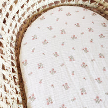 Charger l'image dans la galerie, Drap housse "Bohème Love" en double gaze de coton BIO écru à petites fleurs