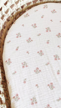 Charger l'image dans la galerie, Drap housse "Bohème Love" en double gaze de coton BIO écru à petites fleurs