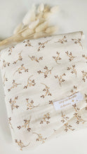 Charger l'image dans la galerie, Drap housse en double gaze de coton BIO "Eglantine" écru pour lit bébé 60 x 120 cm ou 70 x 140 cm écoresponsable fabriqué en France par Les p'tites Merveilles de Bérénice