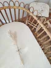 Charger l'image dans la galerie, Drap housse en jersey de coton blanc ajouré pour matelas berceau bébé 40 x 80 et 50 x 90 cm fabriqué en France par Les p'tites Merveilles de Bérénice