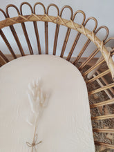 Charger l'image dans la galerie, Drap housse berceau bébé rotin double gaze de coton biologique écru fabriqué en France par Les p'tites Merveilles de Bérénice