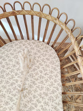 Charger l'image dans la galerie, Drap housse berceau bébé rotin "Louison" double gaze de coton biologique fleurs beiges fabriqué en France par Les p'tites Merveilles de Bérénice