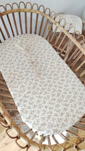 Charger l'image dans la galerie, Drap housse berceau bébé rotin "Louison" double gaze de coton biologique fleurs beiges fabriqué en France par Les p'tites Merveilles de Bérénice