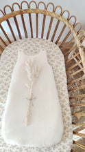 Charger l'image dans la galerie, Drap housse berceau bébé rotin "Louison" double gaze de coton biologique fleurs beiges fabriqué en France par Les p'tites Merveilles de Bérénice