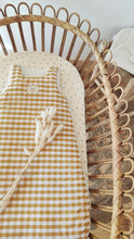 Charger l'image dans la galerie, Drap housse berceau bébé rotin "Augustin" double gaze de coton biologique petites feuilles et gigoteuse Gaspard 3-9 mois vichy moutarde et écru fabriqué en France par Les p'tites Merveilles de Bérénice