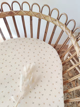 Charger l'image dans la galerie, Drap housse berceau bébé rotin "Augustin" double gaze de coton biologique petites feuilles fabriqué en France par Les p'tites Merveilles de Bérénice