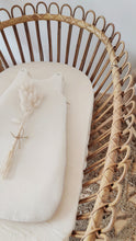 Charger l'image dans la galerie, Drap housse berceau bébé rotin et gigoteuse naissance 0-3 mois en double gaze de coton biologique écru fabriqué en France par Les p'tites Merveilles de Bérénice