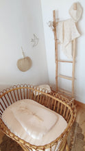 Charger l'image dans la galerie, Drap housse berceau bébé rotin gigoteuse naissance 0-3 mois et lange et bavoir bandana en double gaze de coton biologique écru fabriqué en France par Les p'tites Merveilles de Bérénice